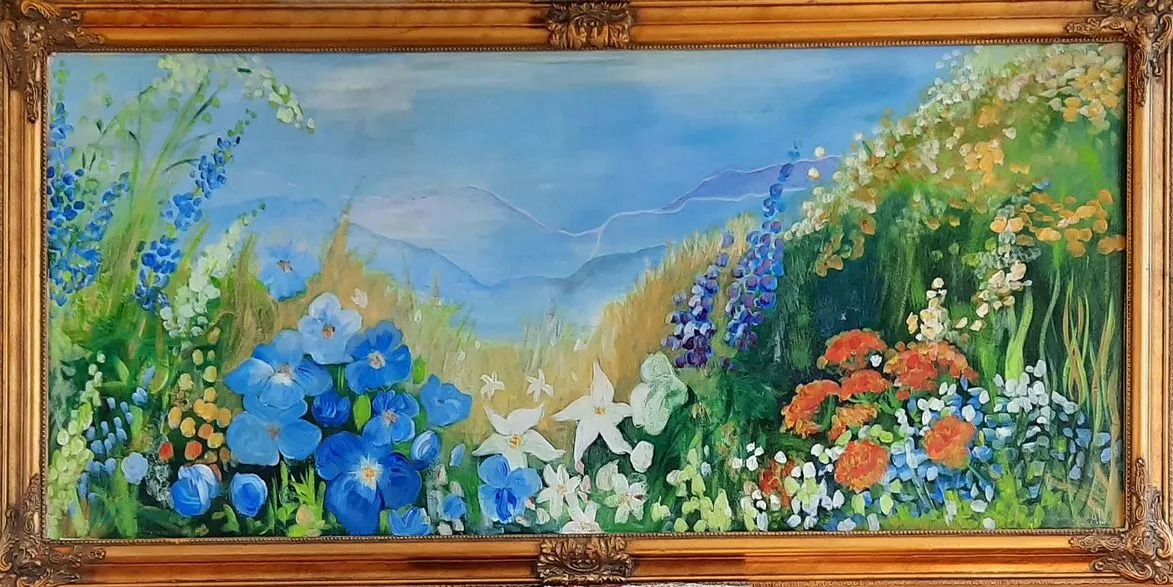 Aziza ønskede sig blå blomster til sin fødselsdag. I baggrunden bjergene i hjembyen Homs. Senere brændte huset i Danmark. Også billedet. Aziza wished blue flowers for her birthday. In the background the hills in the hometown Homs. Later the house in Denmark burned down. The painting too.